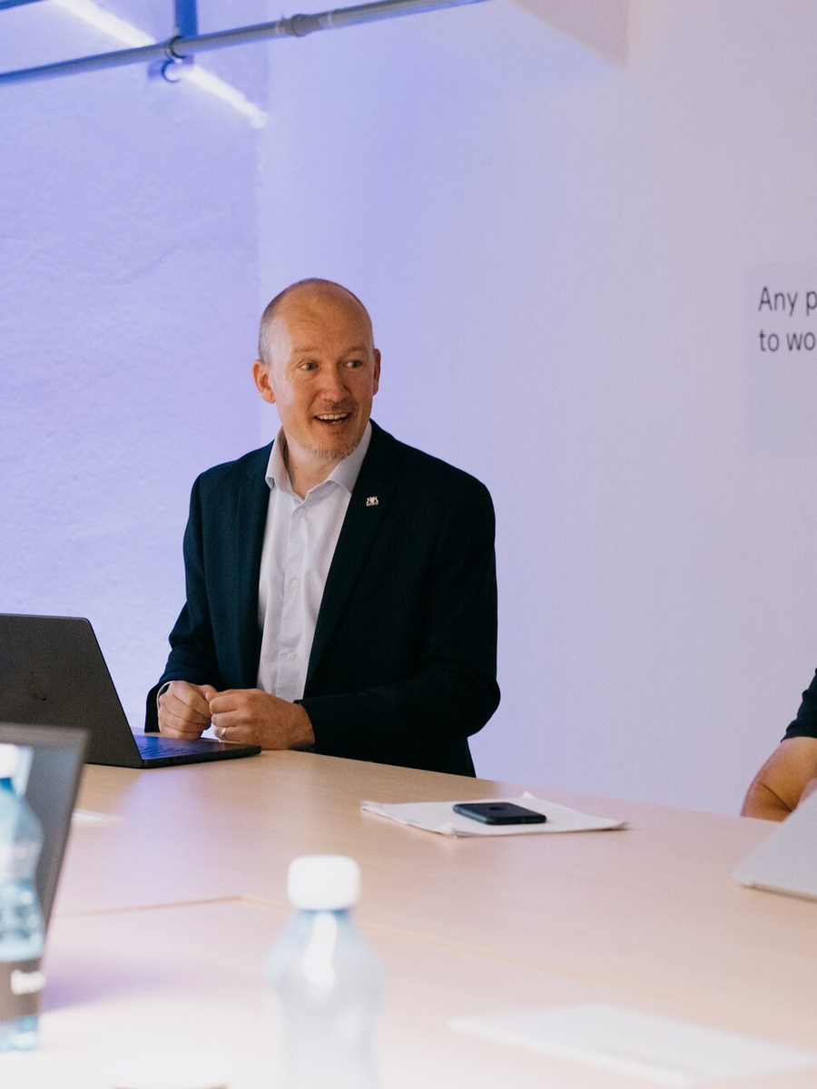 Jan Švec speaking to workshop participants at TechTower