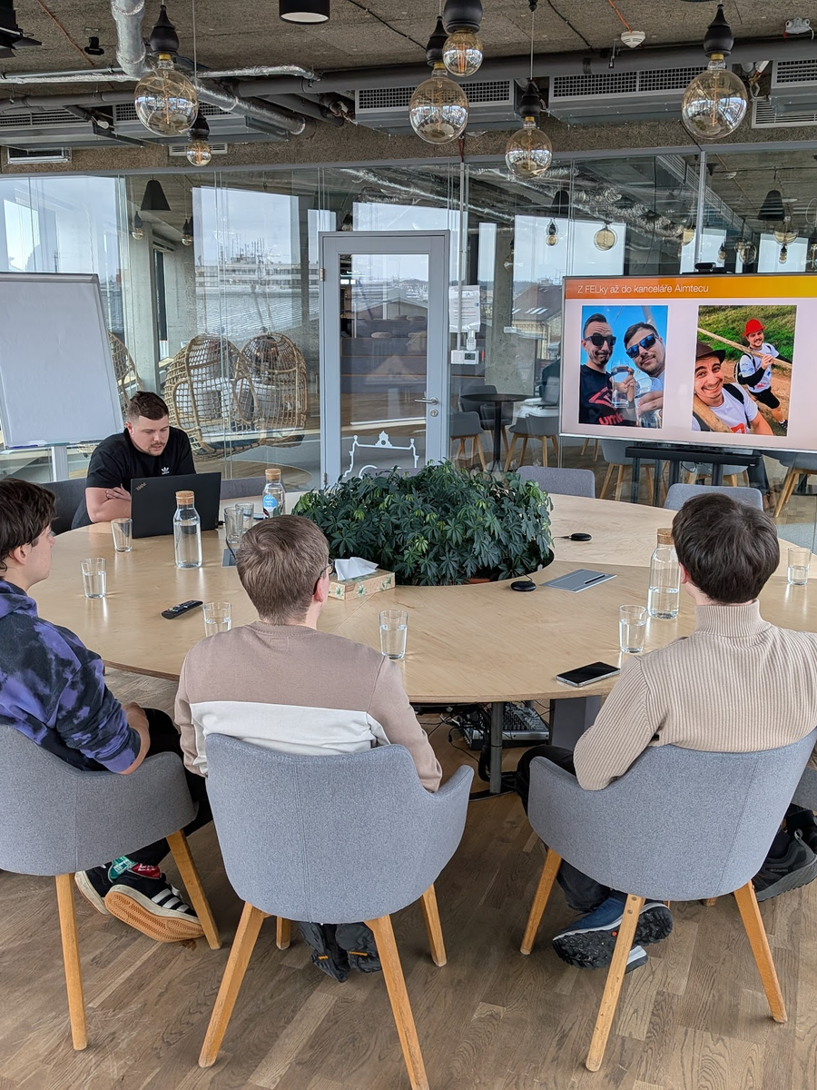 Portrait preview showing students from the Internet Technologies course during their visit to Aimtec