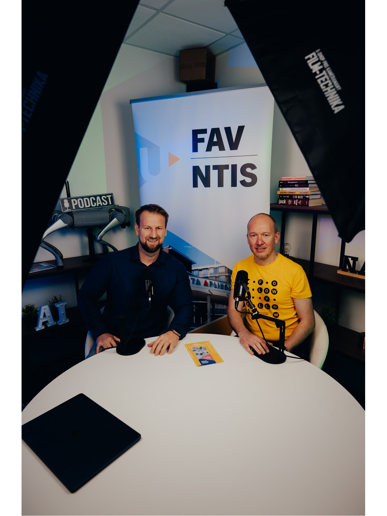 Portrait photograph of Jan Švec and Jakub Baxa recording the Naučíme AI podcast